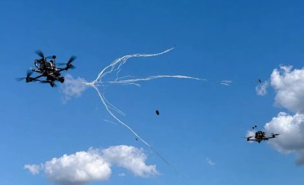 Ukraińska firma WINFLY zaprezentowała WINFLY Spider - przechwytujący dron wyposażony w wyrzutnię sie