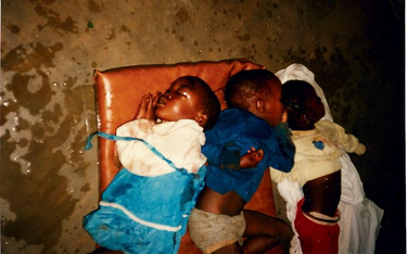 8 kwietnia 1994 r. w sierocińcu: dzieci ocalałe z masakr w Masace układano na materacach (fot. z arc