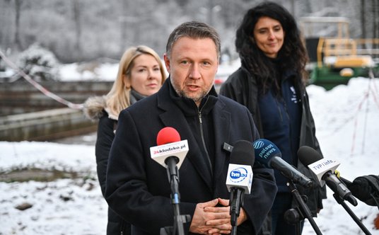 Pełnomocnik rządu ds. odbudowy po powodzi Marcin Kierwiński (C), wojewoda dolnośląska Anna Żabska (P