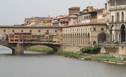 Przejście, zwane Corridoio Vasariano, biegnie nad rzeką Arno i po moście Ponte Vecchio