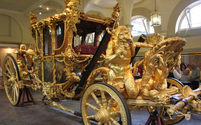 The Gold State Coach w stajniach pałacu Buckingham.