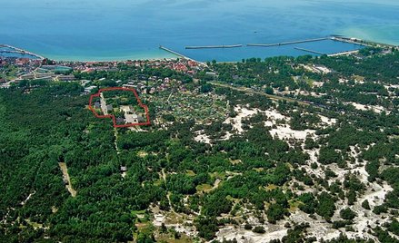 Działka, którą AMW już po raz drugi wystawia na przetarg, ma świetną lokalizację: w sercu Helu, blis