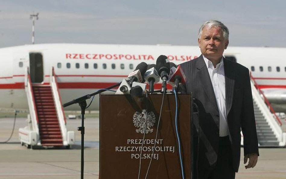 Prezydent Lech Kaczyński na warszawskim Okęciu