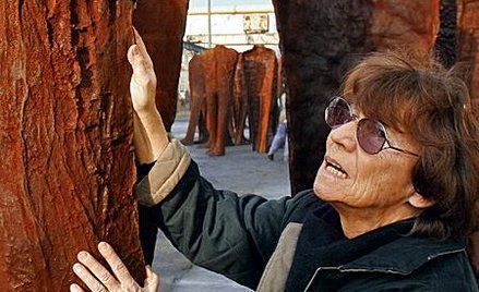 Magdalena Abakanowicz wciąż nie podpisała umowy na stałą ekspozycję swoich rzeźb w Warszawie