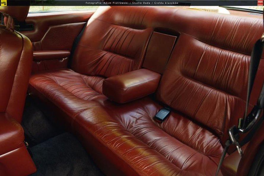 Tapicerka i wystrój wnętrza są wciąż oryginalne.