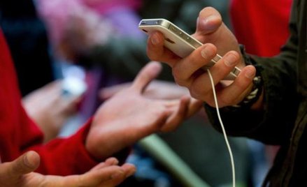 Z internetem i smartfonem nie rozstajemy się także przy zakupach w sklepach stacjonarnych.