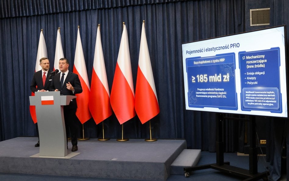 Szef Kancelarii Prezydenta RP Zbigniew Bogucki (L) i doradca społeczny prezydenta Karola Nawrockiego