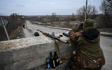 Ukraiński posterunek na moście w pobliżu Kijowa