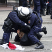 Policja zatrzymuje mężczyznę podczas protestu rolników w Warszawie