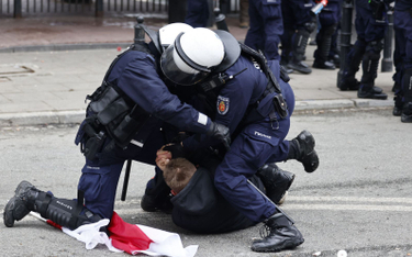 Policja zatrzymuje mężczyznę podczas protestu rolników w Warszawie
