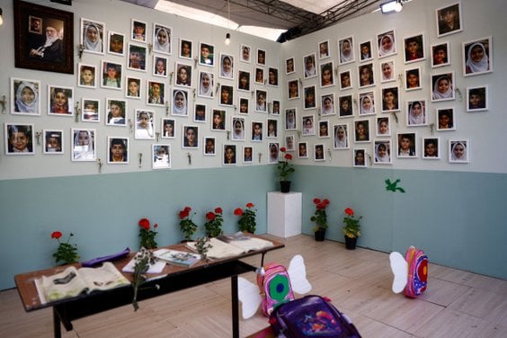 Zdjęcia uczniów, zabitych w ataku wojsk USA na szkołę podstawową w Minab w Iranie