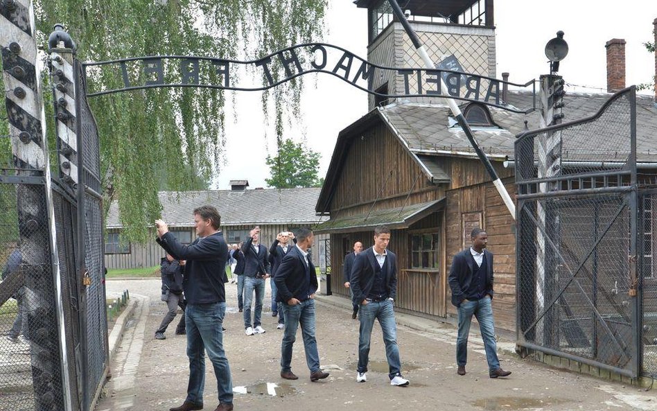 Reprezentacjia Holendii odwiedziła były Nazistowski niemiecki obóz zagłady w Auschwitz-Birkenau