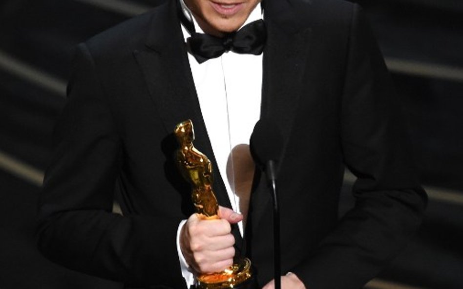 Oscar za najlepszy film nieanglojęzyczny - Syn Szawła. Nagrodę odbiera reżyser Laszlo Nemes