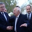 Prezydent RP Bronisław Komorowski i Symcha "Kazik" Rotem pod drzewkiem Żegoty w Alei Sprawiedliwych 