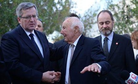 Prezydent RP Bronisław Komorowski i Symcha "Kazik" Rotem pod drzewkiem Żegoty w Alei Sprawiedliwych 