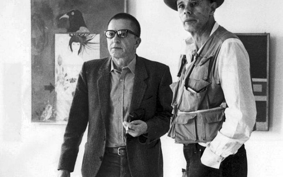 Joseph Beuys 1921 – 1986 (z prawej) w Muzeum Sztuki w Łodzi w 1981 roku w towarzystwie ówczesnego dy