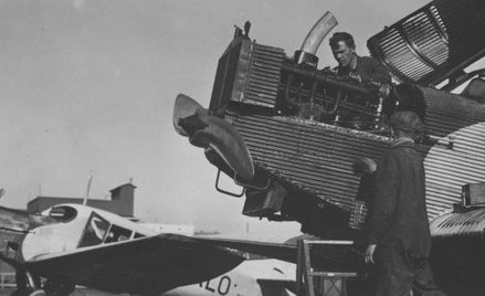 Pierwsze regularne połączenia pasażerskie uruchomiono z Pola Mokotowskiego w 1921 r. Były to rejsy d