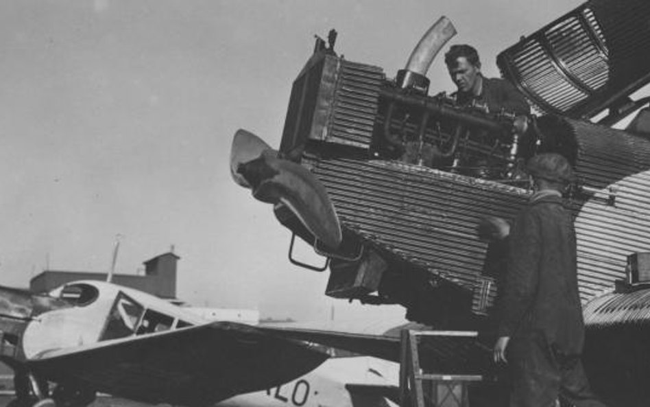 Pierwsze regularne połączenia pasażerskie uruchomiono z Pola Mokotowskiego w 1921 r. Były to rejsy d