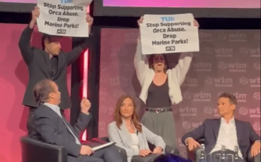 Aktywiści PETA wtargnęli na scenę podczas wystąpienia menedżerów biur podróży. Protestowali przeciwk