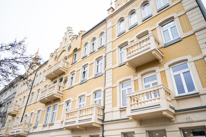 Budynek położony przy ulicy Targowej, na rogu z Ząbkowską, został wzniesiony pod koniec XIX wieku ja