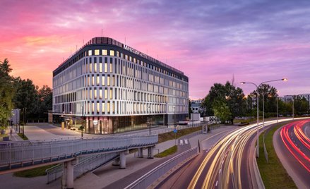 Nowy warszawski Mercure w kolejowym klimacie