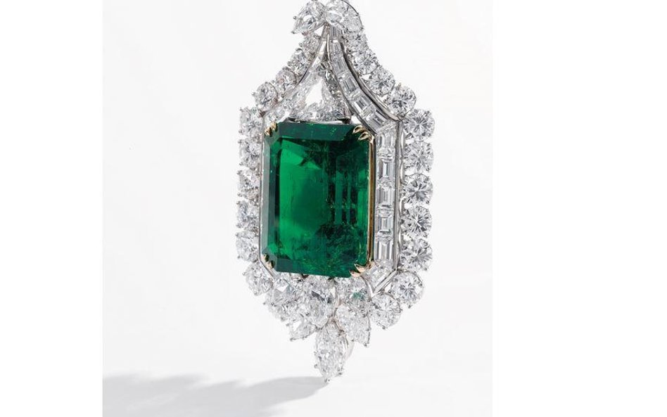 Broszka ze szmaragdem i diamentami z pracowni znanego jubilera Harry Winstona
