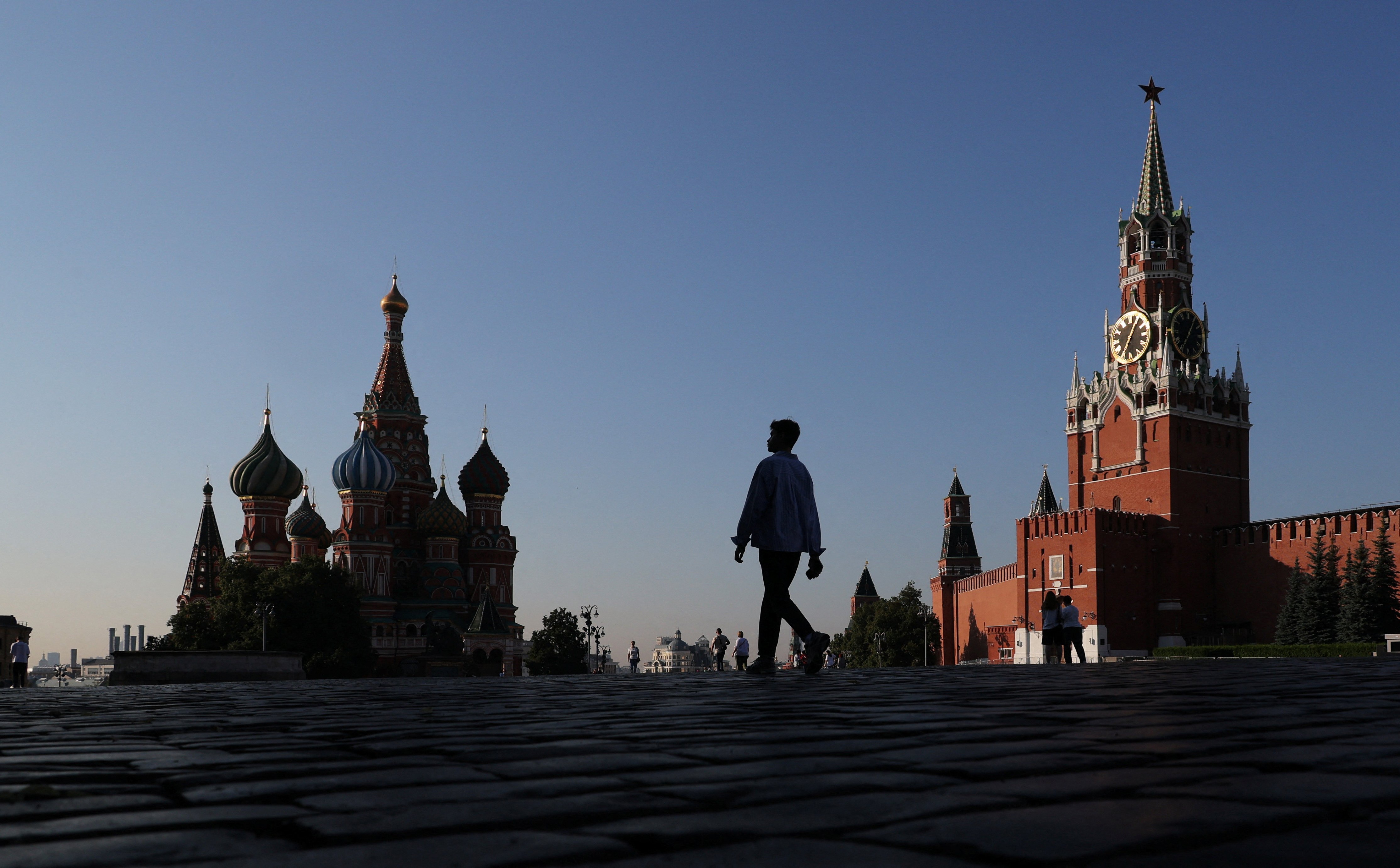 Selfie po ataku dronów. Jak wojna stała się w Rosji nową „normalnością”