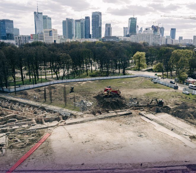 Pniewski zaprojektował wówczas nie tylko bryłę główną, ale także nowoczesny pawilon dla Ministerstwa