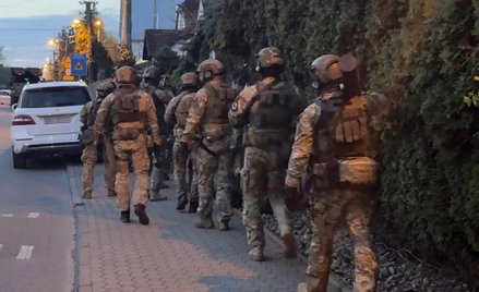 Trzech obywateli Polski w wieku od 32 do 45 lat oraz 30-letnią obywatelkę Wenezueli zatrzymali funkc