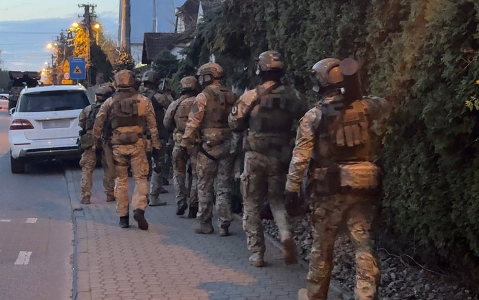 Trzech obywateli Polski w wieku od 32 do 45 lat oraz 30-letnią obywatelkę Wenezueli zatrzymali funkc