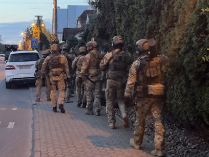 Trzech obywateli Polski w wieku od 32 do 45 lat oraz 30-letnią obywatelkę Wenezueli zatrzymali funkc