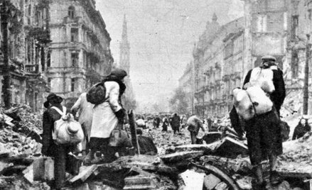 Ludność cywilna opuszcza stolicę po upadku powstania warszawskiego