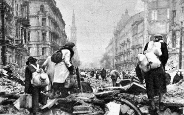 Ludność cywilna opuszcza stolicę po upadku powstania warszawskiego
