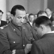 Rok 1946. Marian Spychalski (szef wywiadu AL, po wojnie wiceminister obrony) dekoruje „zasłużonych d