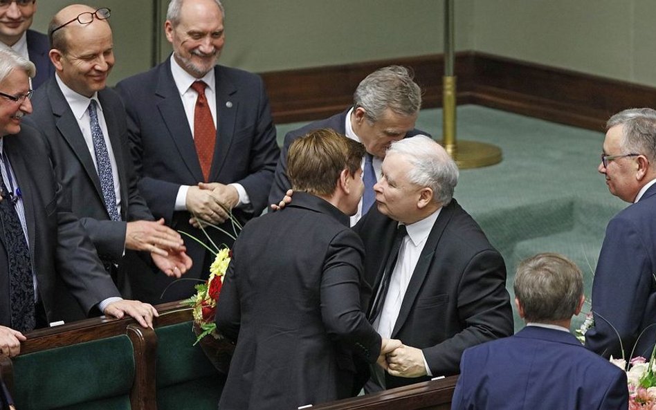 Sondaż: PiS ledwo wygrywa - gdyby głosowały tylko kobiety