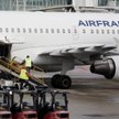 Na wlewach paliwa samolotów Air France zaparkowanych na paryskim lotnisku Charlesa de Gaulle'a praco
