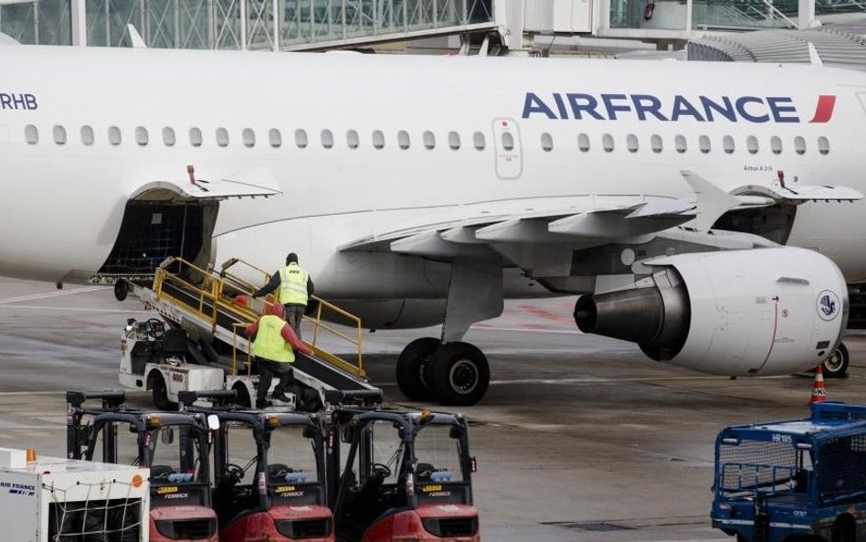 Na wlewach paliwa samolotów Air France zaparkowanych na paryskim lotnisku Charlesa de Gaulle'a praco