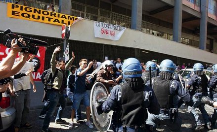 Wysokie podatki prowokowały starcia przed urzędami skarbowymi. Na zdjęciu Neapol