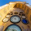 Ołomuniecki zegar astronomiczny na ratuszu, zachowany w formie socrealistycznej z lat 50., pokazując