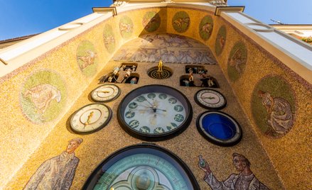 Ołomuniecki zegar astronomiczny na ratuszu, zachowany w formie socrealistycznej z lat 50., pokazując