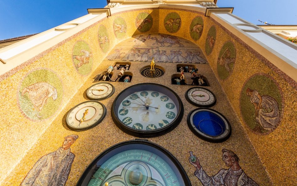 Ołomuniecki zegar astronomiczny na ratuszu, zachowany w formie socrealistycznej z lat 50., pokazując