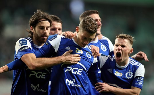 Radość piłkarzy Stali po strzeleniu gola przez Mateusza Żyro