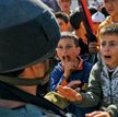 Izraelscy policjanci zatrzymują demonstrujące palestyńskie dzieci w Hebronie (zdjęcie z listopada 20