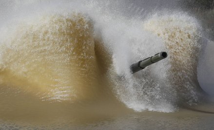 Żołnierze z Kirgistanu w czołgu bojowym T-72 B3 w czasie zawodów Tank Biathlon 2022 na poligonie Ala