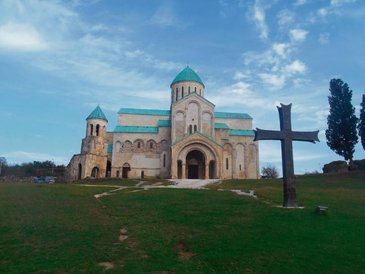 Katedra Bagrati góruje nad Kutaisi. Powstała w XI w., została zburzona przez rosyjską artylerię w XI