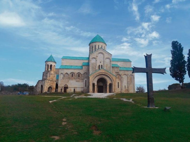 Katedra Bagrati góruje nad Kutaisi. Powstała w XI w., została zburzona przez rosyjską artylerię w XI