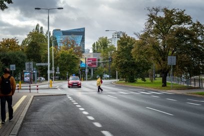 Piesi pokonując trzy pasy ruchu muszą niejednokrotnie przebiegać przez jezdnię i torowisko