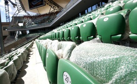 Krzesełka na stadionie Legii tuż po ich zamontowaniu