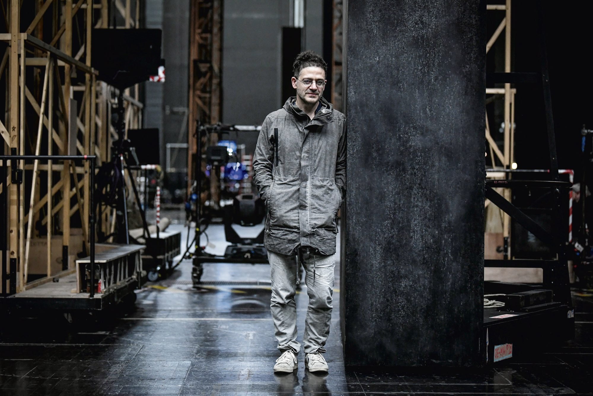 Czy pokazywanie okrucieństwa naprawdę przed nim ostrzega?