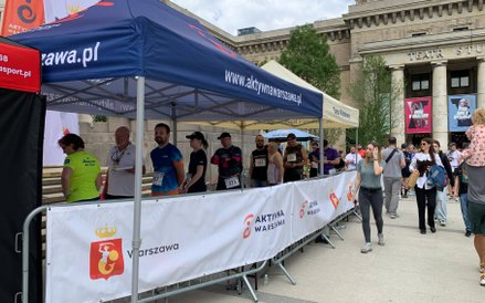 Uczestnicy oczekiwali w kolejce na start u podnóży pałacu